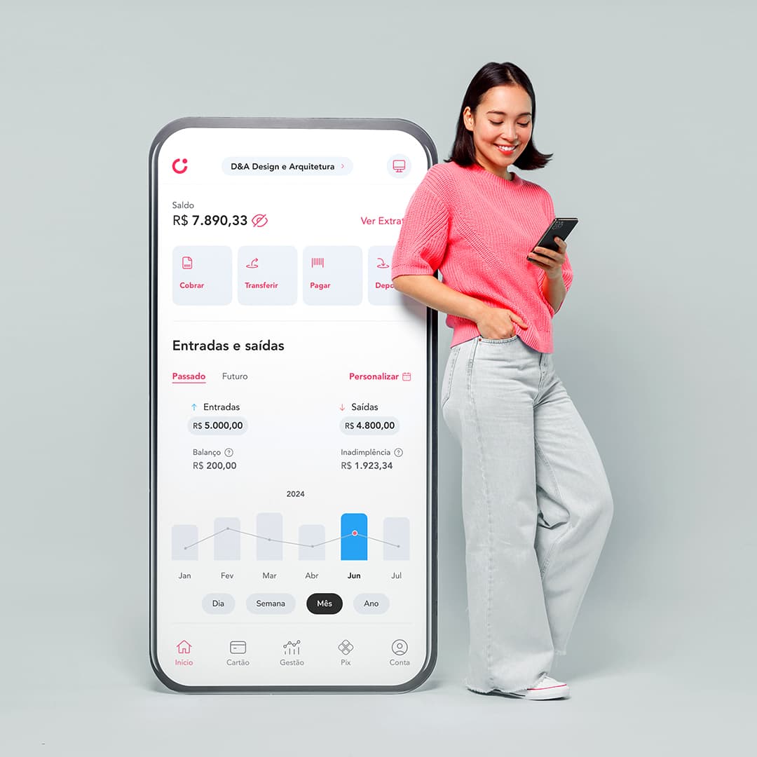 Mulher escorada em um telefone grande