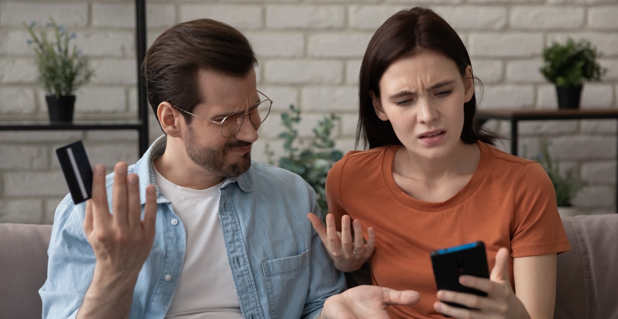 assustado mulher dentro pânico prensas mãos para peito tendo fez erro ou  aprendido sobre aproximação perigo. indefeso assustado menina necessidades  Socorro e proteção vencimento para covardia e incapacidade para resistir.  26118382 Vetor