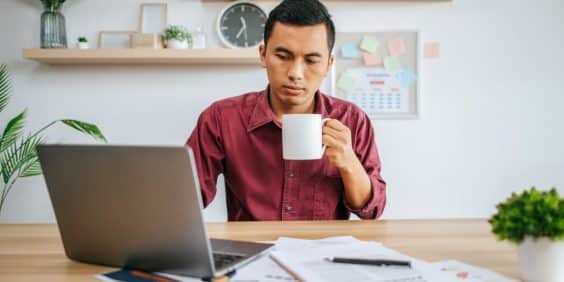 empreendedor pesquisando qual o passo a passo para consulta de cadastro positivo