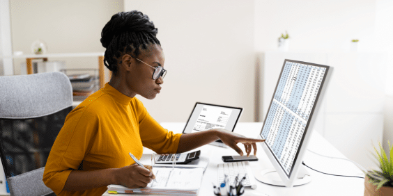 Empreendedora é se organizando no escritório para calcular substituição tributária de sua empresa.