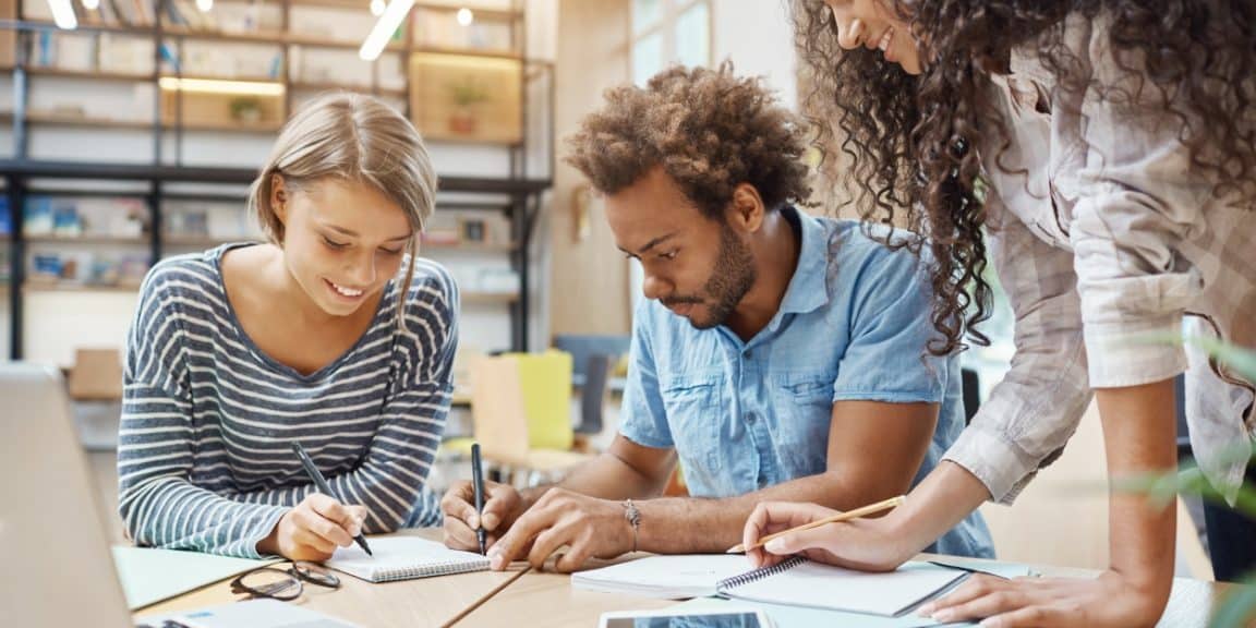 jovens escolhendo o cnae para empresa