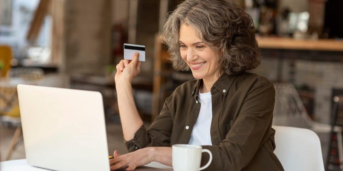 mulher feliz por descobrir como funciona a lei do cadastro positivo