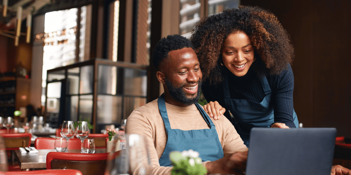 empreendedores discutindo sobre o limite de faturamento da empresa