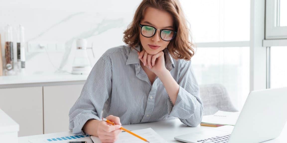 mulher empreendedora concentrada nos negócios da empresa