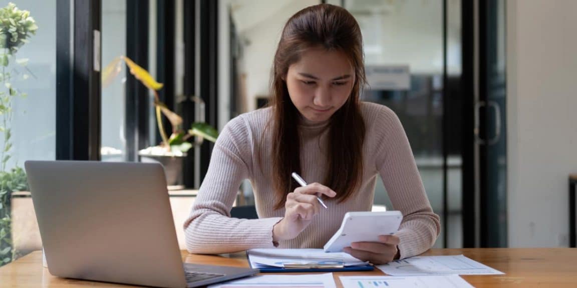 mulher calculando qual o melhor modelo de preço pra sua empresa