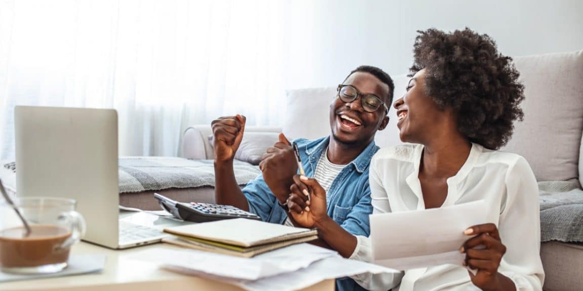 casal de empreendedor comemorando as financas da empresa