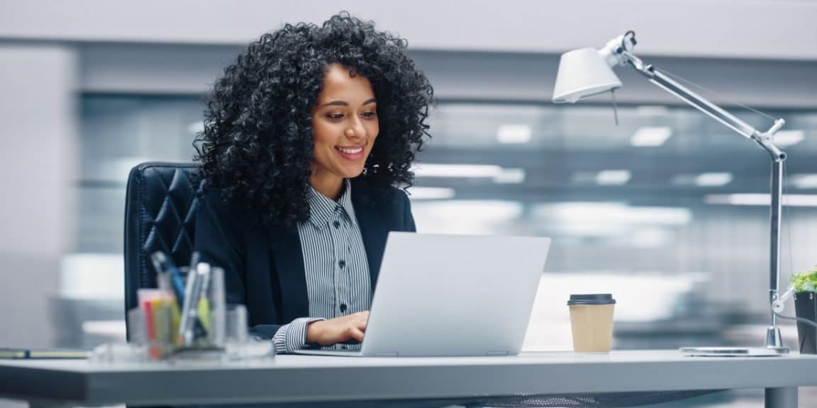 empreendedora sorridente por descobrir como ter receita recorrente na empresa